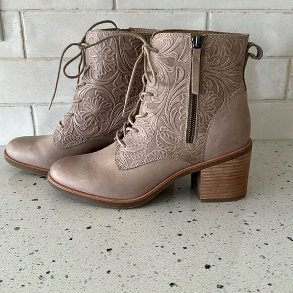 Sofft Sondra Light Taupe Leather Embossed Floral Block Heel Ankle Boots Size 9.5 - Picture 2 of 14